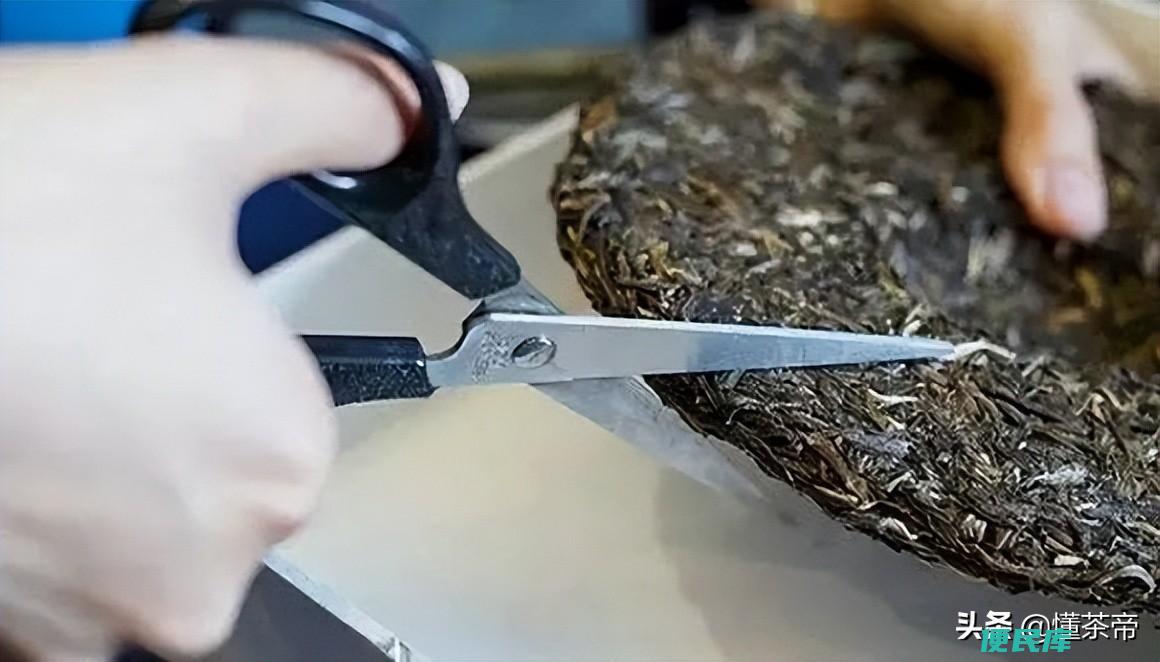 普洱茶饼怎么弄碎图解（如何才能轻松撬开普洱茶饼）