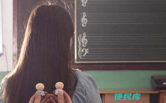 男孩暗恋女孩的迹象 （男孩暗恋女孩时可能的表现及暗示）