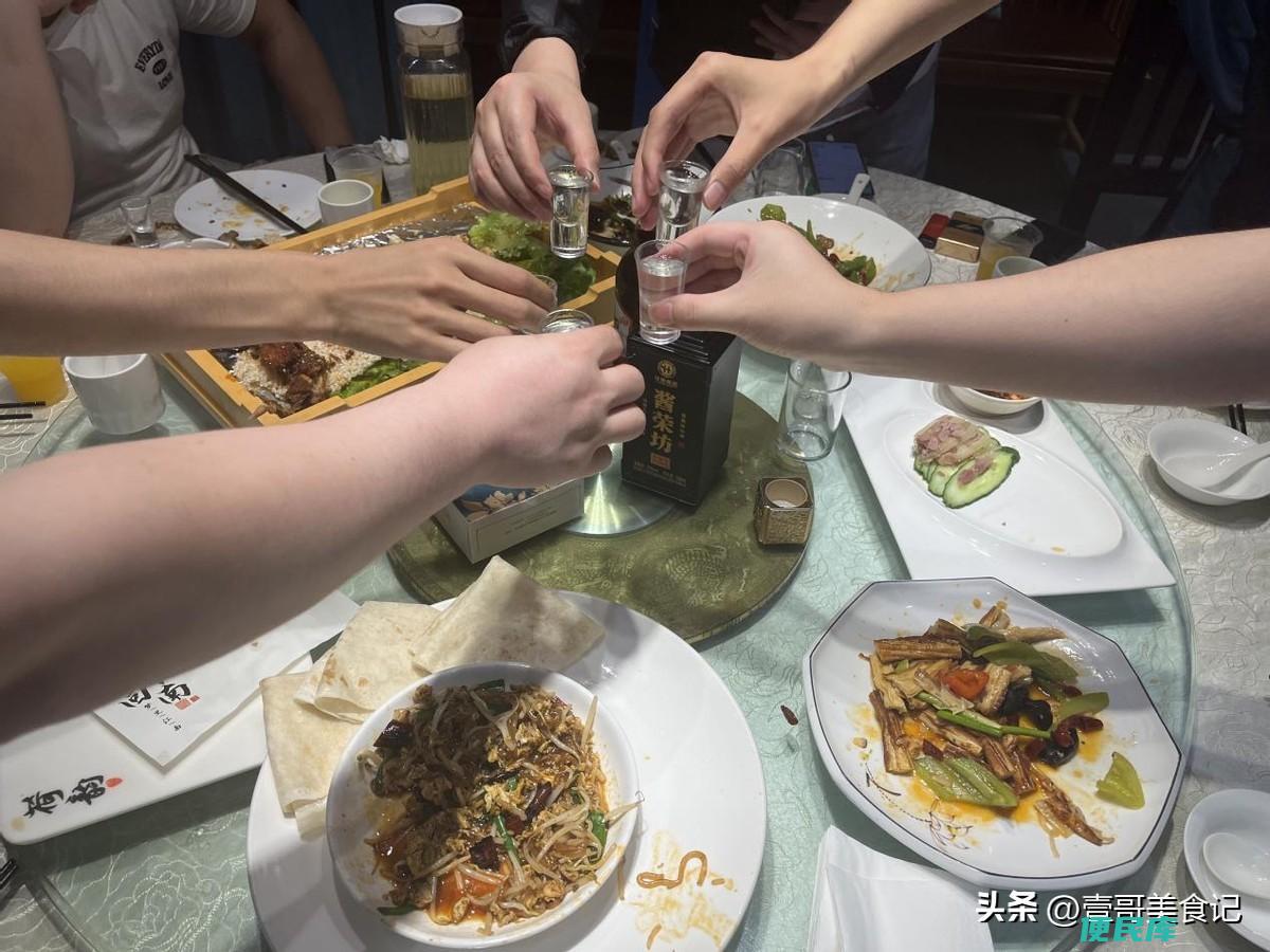 20种酒桌小游戏(既有趣又可以缓解尴尬的酒桌游戏)