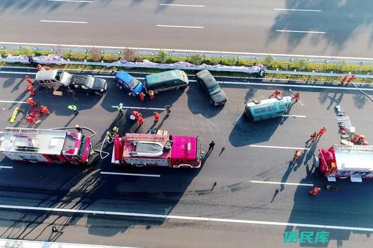 发生交通事故打哪个电话（交通事故应该打哪个电话报警）
