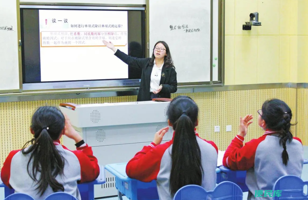 教师一个月多少钱工资（当老师的月薪大概都是多少）