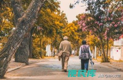 主动跟男生聊天说什么（女追男主动聊天该聊些什么）