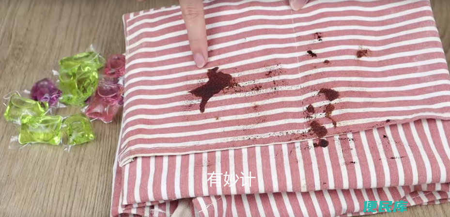 洗白衣服用什么洗最白（白色的衣服脏了怎么洗比较好）