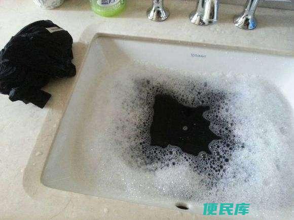 新衣服固色用盐还是醋（如何给新买的衣服进行固色处理）