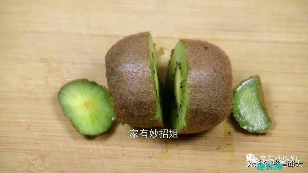 猕猴桃怎么去皮（快速剥猕猴桃还不脏手的两个方法）