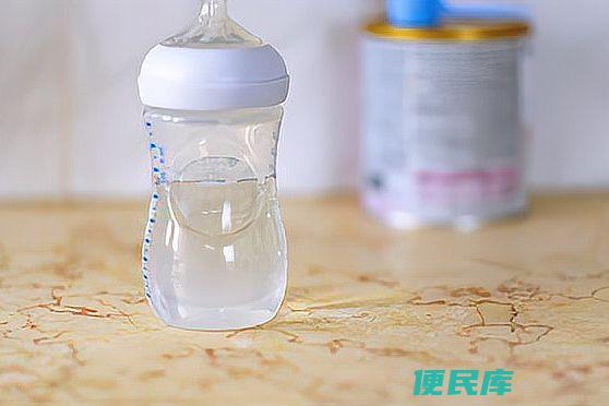 奶瓶什么材质的最安全（宝宝用奶瓶的材质选择与注意事项）