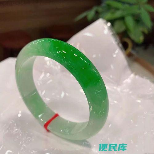 水草玛瑙手镯与翡翠（对比水草玛瑙手镯和翡翠的优劣）