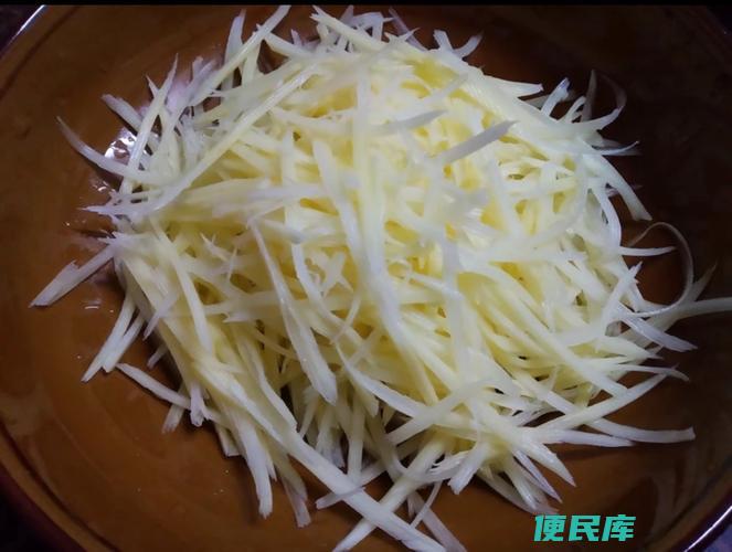 土豆怎么切成丝（将土豆切成丝的切割技巧）