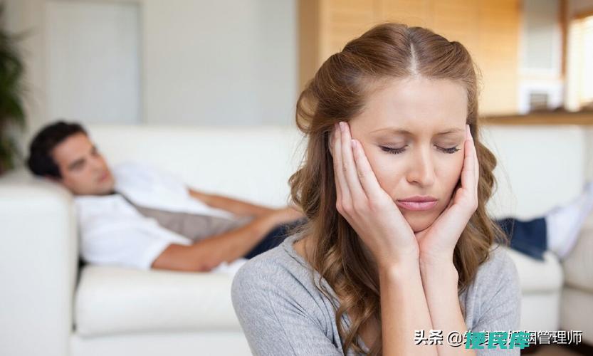 处理老公与别的女性聊天暧昧的方法（应对老公与其他女性聊天暧昧的方式）