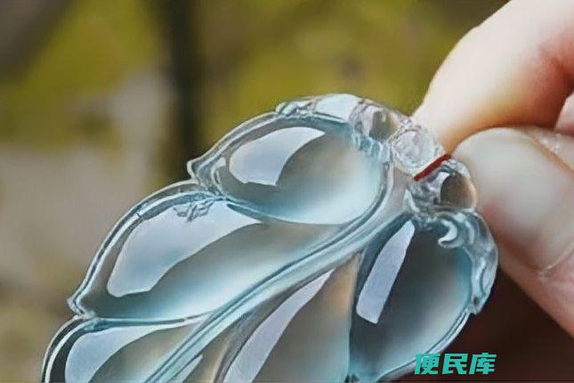 翡翠的B货与真货对比（对比翡翠B货与真货的区别）