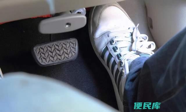 先踩离合还是先踩刹车（在起步时应先踩哪个：离合或刹车）