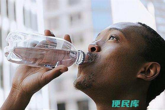 尿酸高如何降低（降低尿酸的方法和饮食建议）