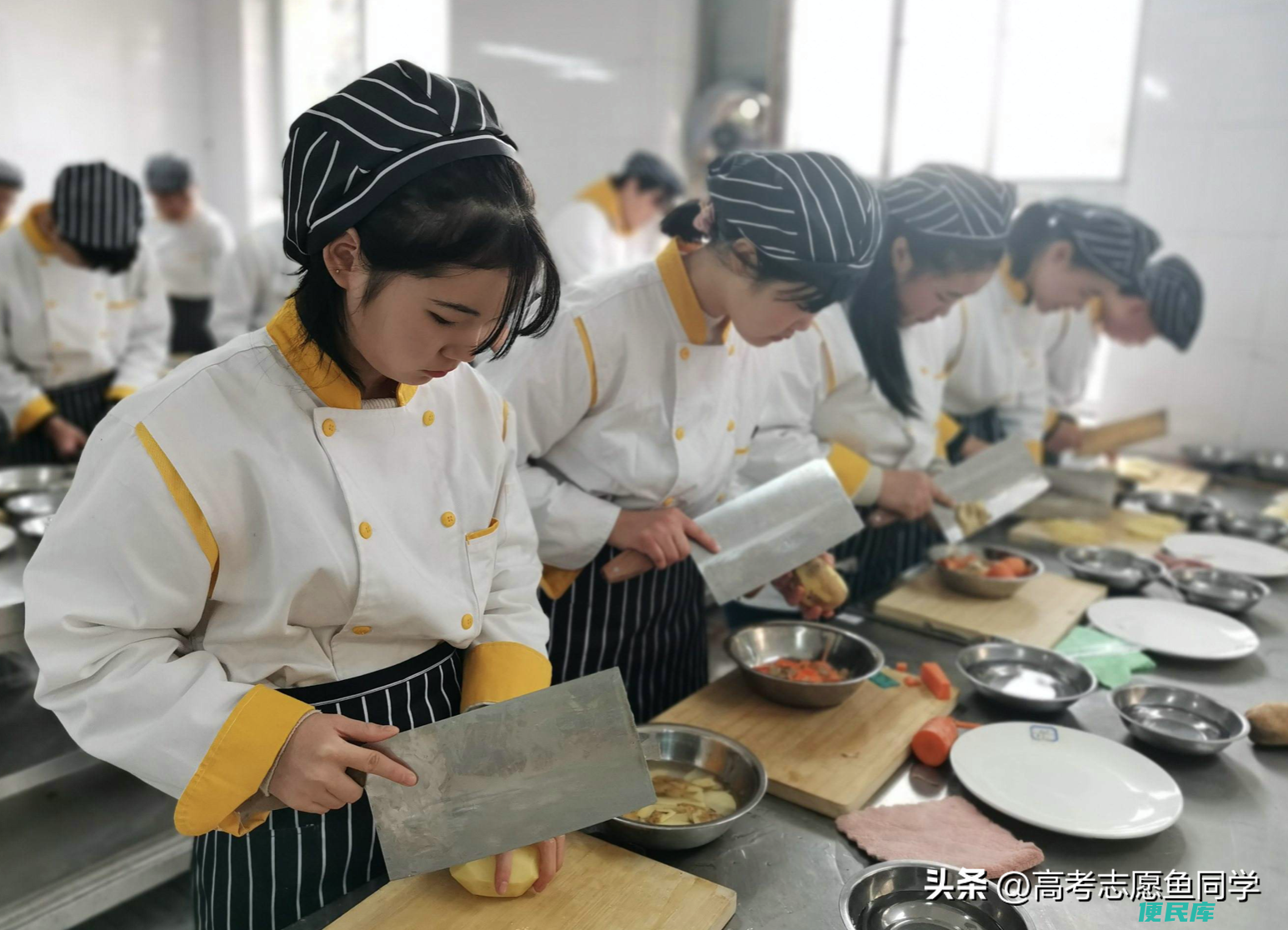 女人学什么手艺最赚钱（有哪些赚钱的手艺适合女生学）