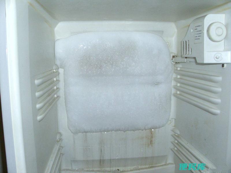 如何清理冰箱排水孔（冰箱排水孔堵塞的疏通方法介绍）