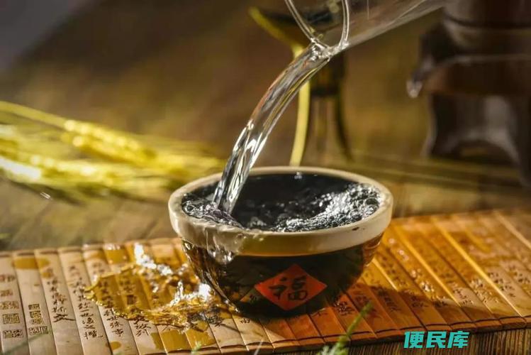 酒的酸碱性对比（评估酒的酸碱性质及特征）