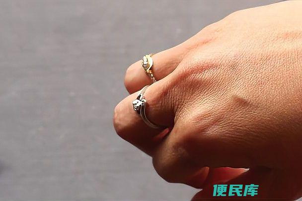 左手食指戴<font color='#ff7200'>戒指</font>的意义（揭秘婚姻和情感状态）