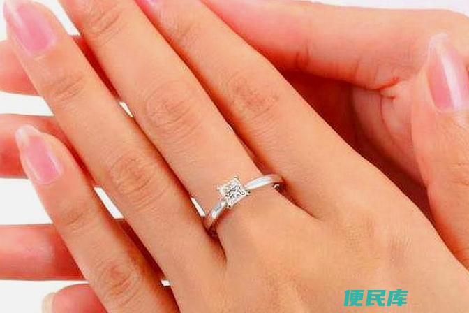 女生戴<font color='#ff7200'>戒指</font>的方法和含义（女性佩戴<font color='#ff7200'>戒指</font>的方式和含义）