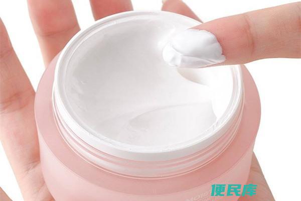 涂素颜霜之前要涂什么（介绍涂抹素颜霜前的肌肤基础护理程序）