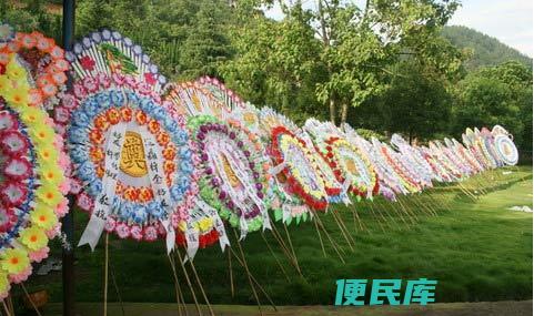 送花圈的文化讲究（探索送花圈时的文化习俗和含义）