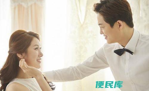 未婚男人爱上已婚女人的真心表现（未婚男人对已婚女性展示真心的迹象）