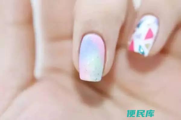 指甲油怎么洗掉（去除指甲油的方法和注意事项）