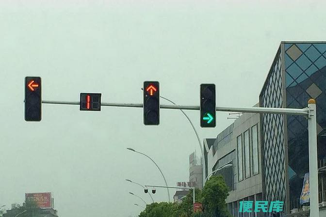 右转红灯右转算闯红灯吗（右转红灯的交通规定和违法行为）