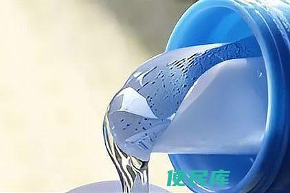 柔顺剂在洗衣中的作用（解释柔顺剂在衣物洗涤过程中的作用和效果）