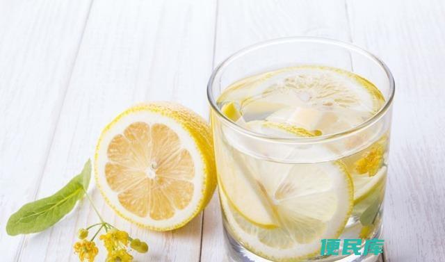 柠檬泡水的健康功效（介绍柠檬泡水的益处和药用价值）