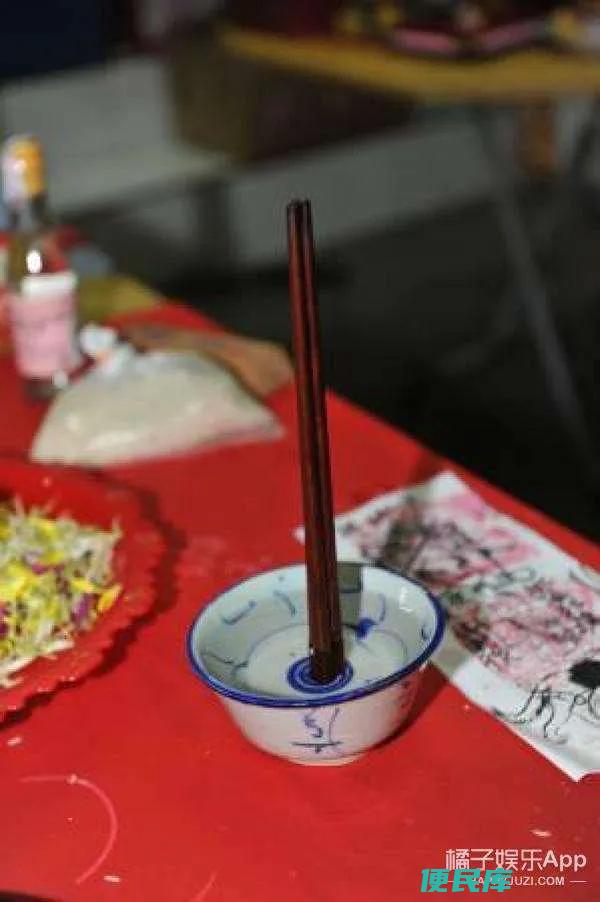 竖筷子为什么很灵验（所谓封建迷信就是将偶然现象必然化）