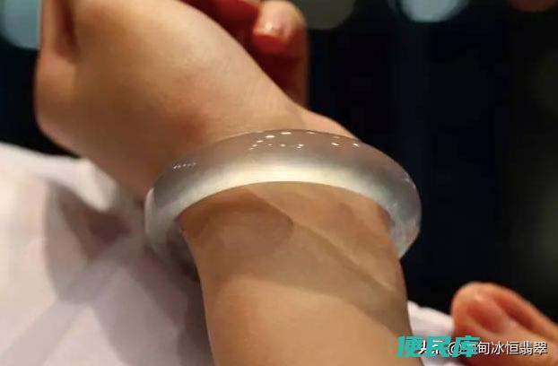 玻璃种翡翠原石的特点（玻璃种翡翠该如何进行辨别呢）