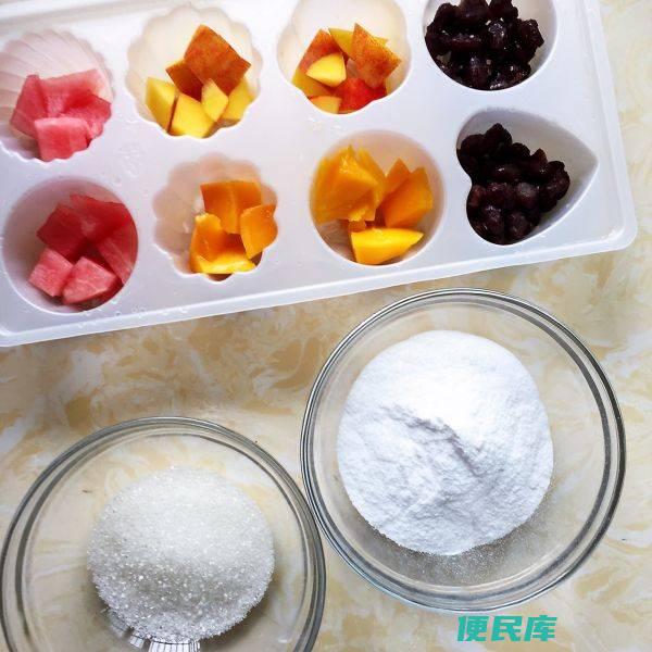 蒟蒻果冻和普通果冻的区别 （比较蒟蒻果冻和普通果冻的材料差异）