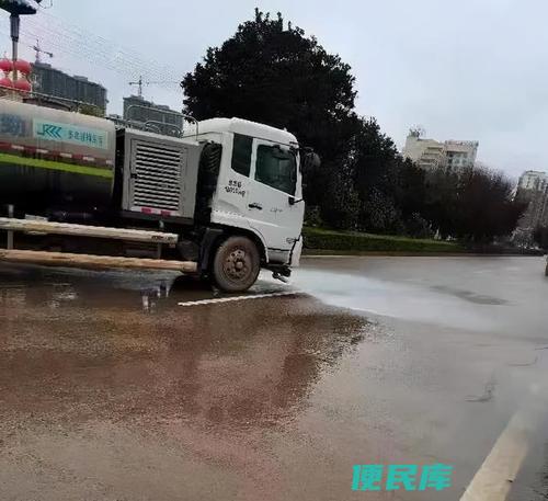 下雨天洒水车原因（为何下雨天洒水车仍在作业）