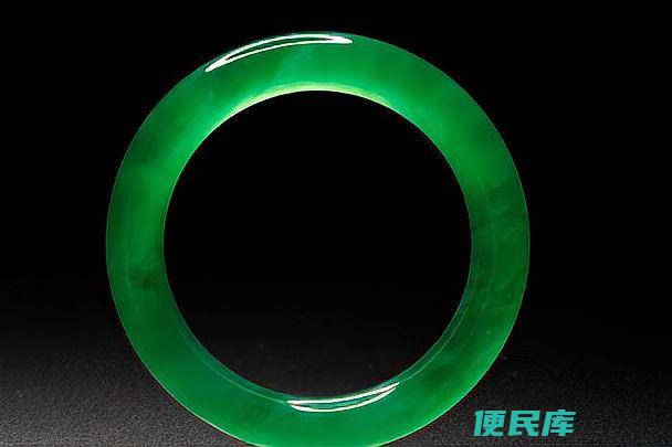 翡翠品种的水性解析（解读翡翠品种分类中的水性特征）