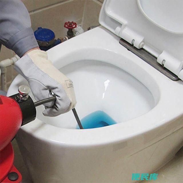 坐厕堵塞疏通实用技巧（解决马桶堵塞的方法）