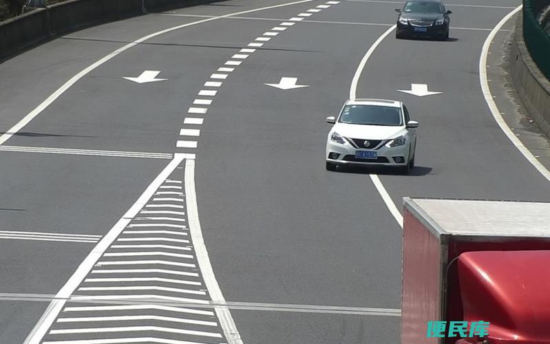 高速公路实线变道处罚（高速公路实线变道的惩罚措施）