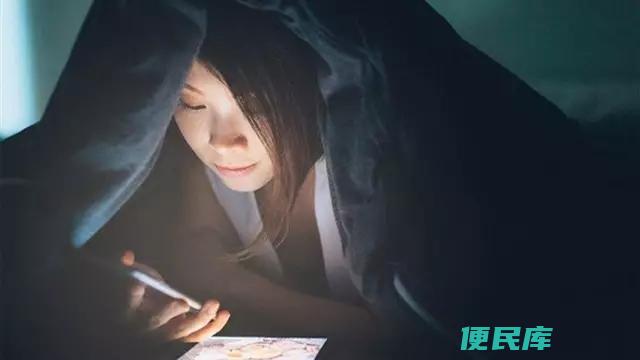 晚上玩手机开灯好还是关灯好（晚上使用手机是开灯还是关灯更好）