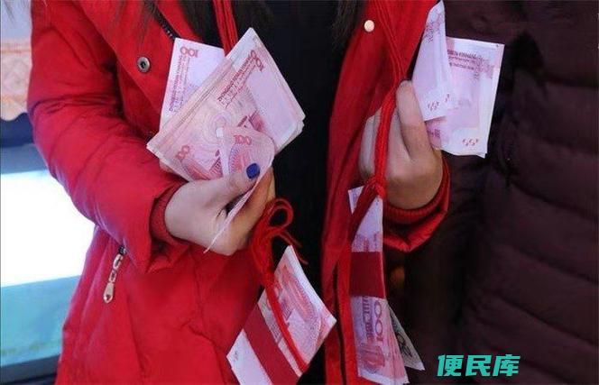 在彩礼上讨价还价的男人（对婚礼彩礼进行讨价还价的男人）