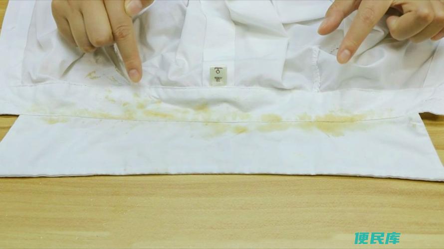 白衣服的黄污渍怎么去除（如何消除白色服装上的黄色污渍）
