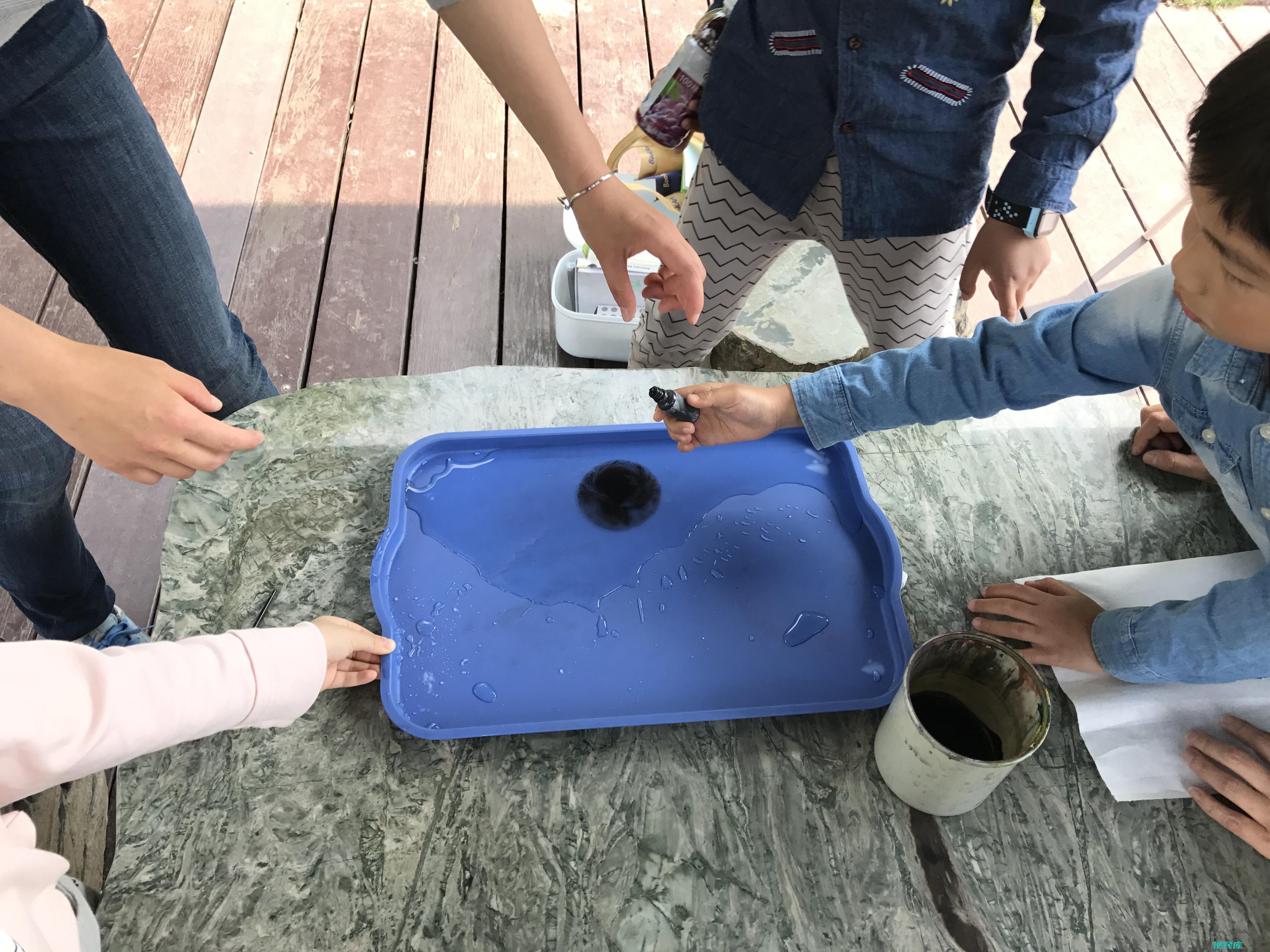 手上的墨水怎么洗掉（4个轻松把墨水洗干净的方法）