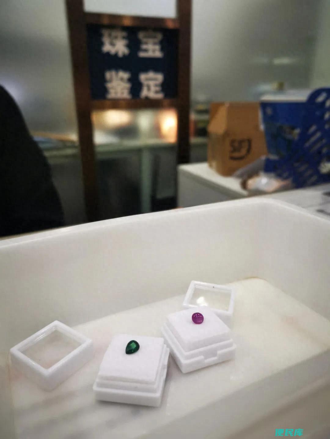 如何鉴定翡翠真假（怎么辨别一块翡翠是不是纯正的翡翠）
