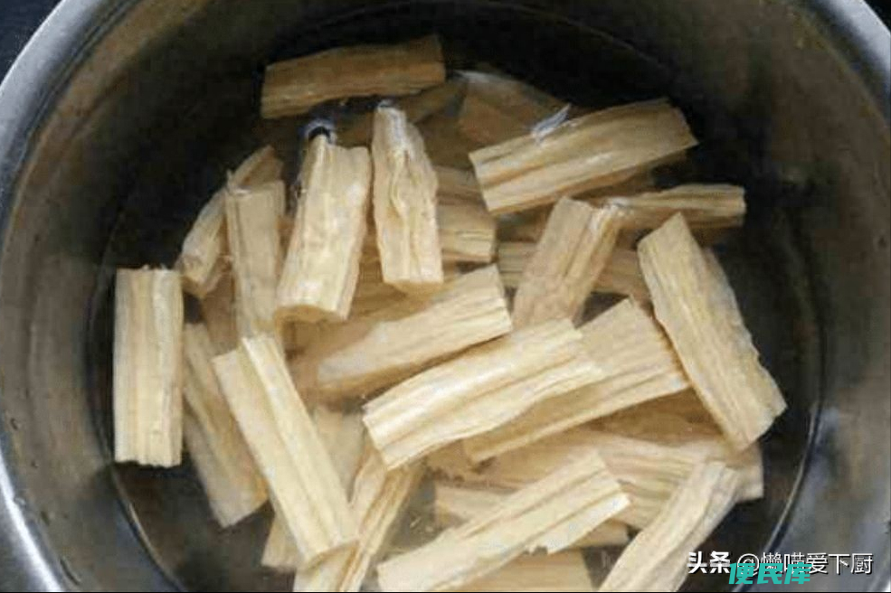 腐竹用热水泡还是冷水泡（腐竹这么泡发不容易烂还筋道）
