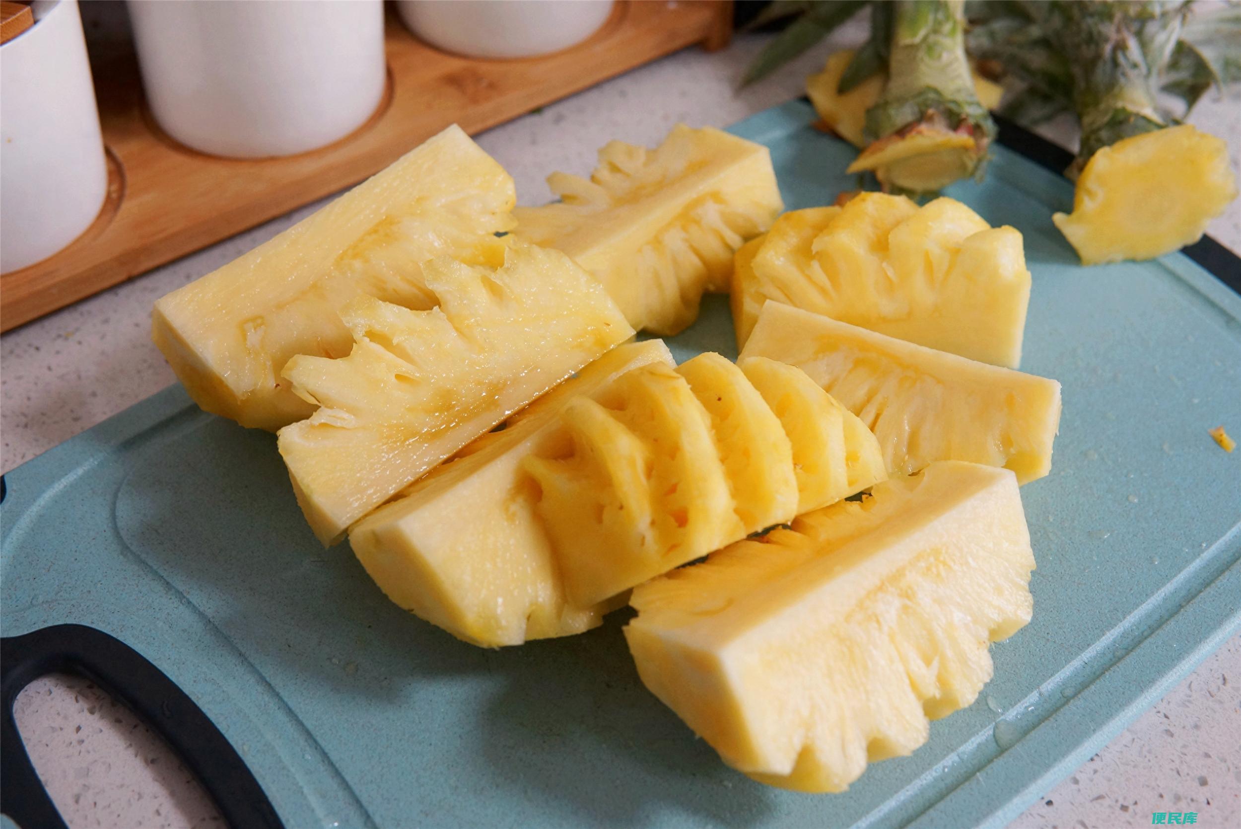 菠萝为什么要泡盐水（吃菠萝用冷盐水泡到底好不好）