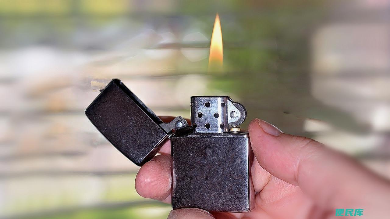 Zippo打火机怎么加油（Zippo打火机燃料添加方法）