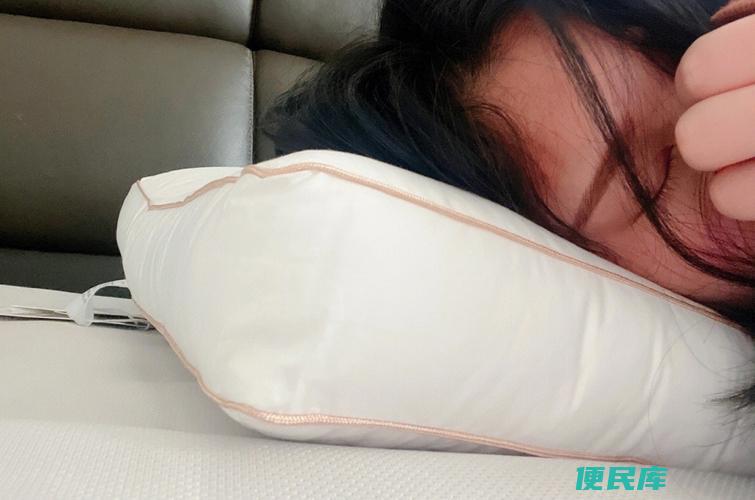 不枕枕头睡觉的好处与弊端（不使用枕头睡眠的益处和潜在问题）