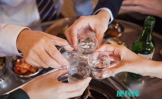 喝酒脸红的人能不能喝酒（酒量不好的人是否适合饮酒）