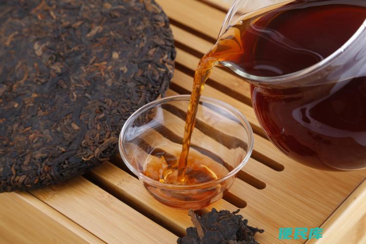 女性喝普洱茶的好处和禁忌（女性喝普洱茶的益处和禁忌）