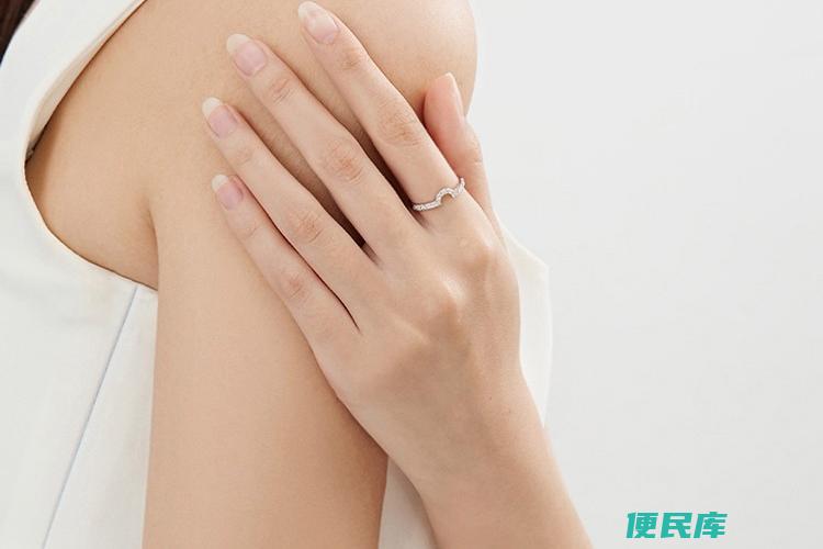 右手食指戴戒指意义（戴在右手食指的戒指有何含义）