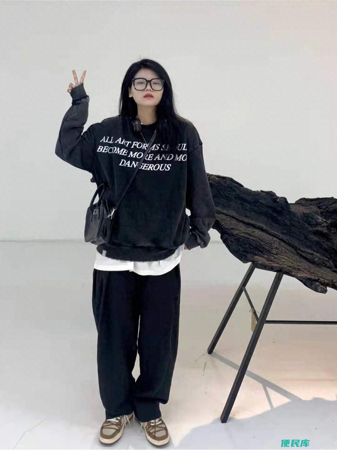黑色卫衣搭配什么裤子好看（女生黑色卫衣的穿搭示范）