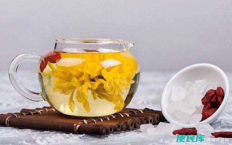 菊花泡水喝的功效与作用（菊花泡水的益处与作用）