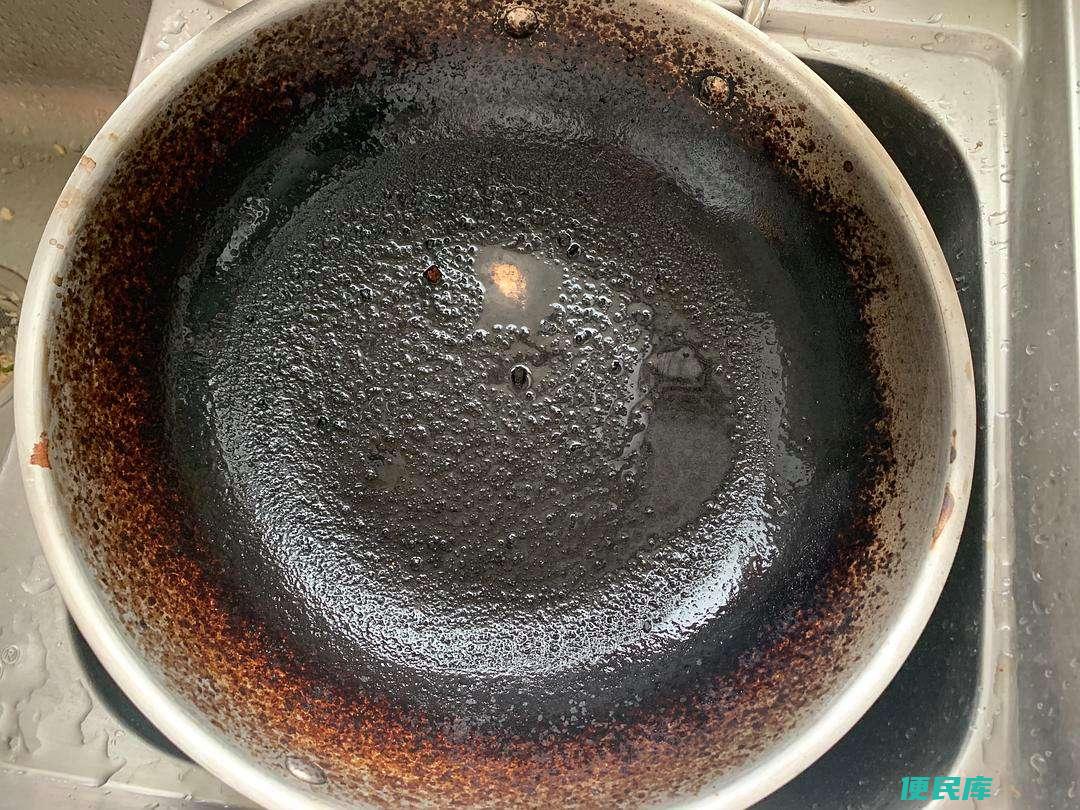 锅底烧糊的黑垢怎么去除（清除锅底烧糊的黑垢技巧）